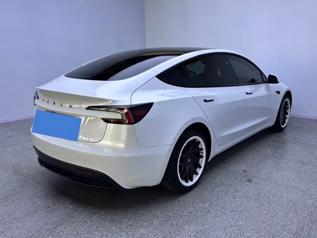 Tesla Model 3 — миниатюра 7