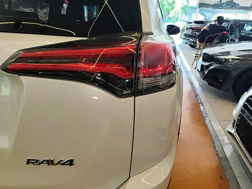Toyota RAV4 — миниатюра 8