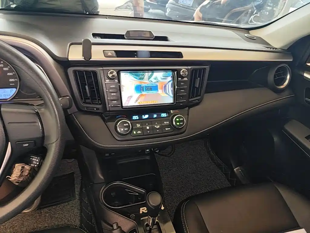 Toyota RAV4 — миниатюра 10