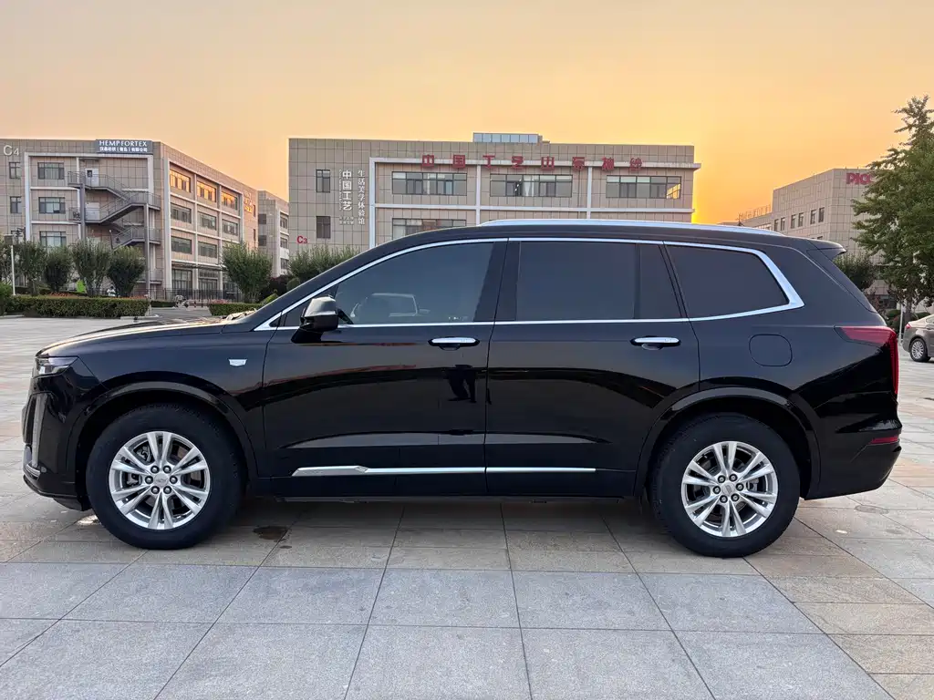 Cadillac XT6 2021 28T мест
