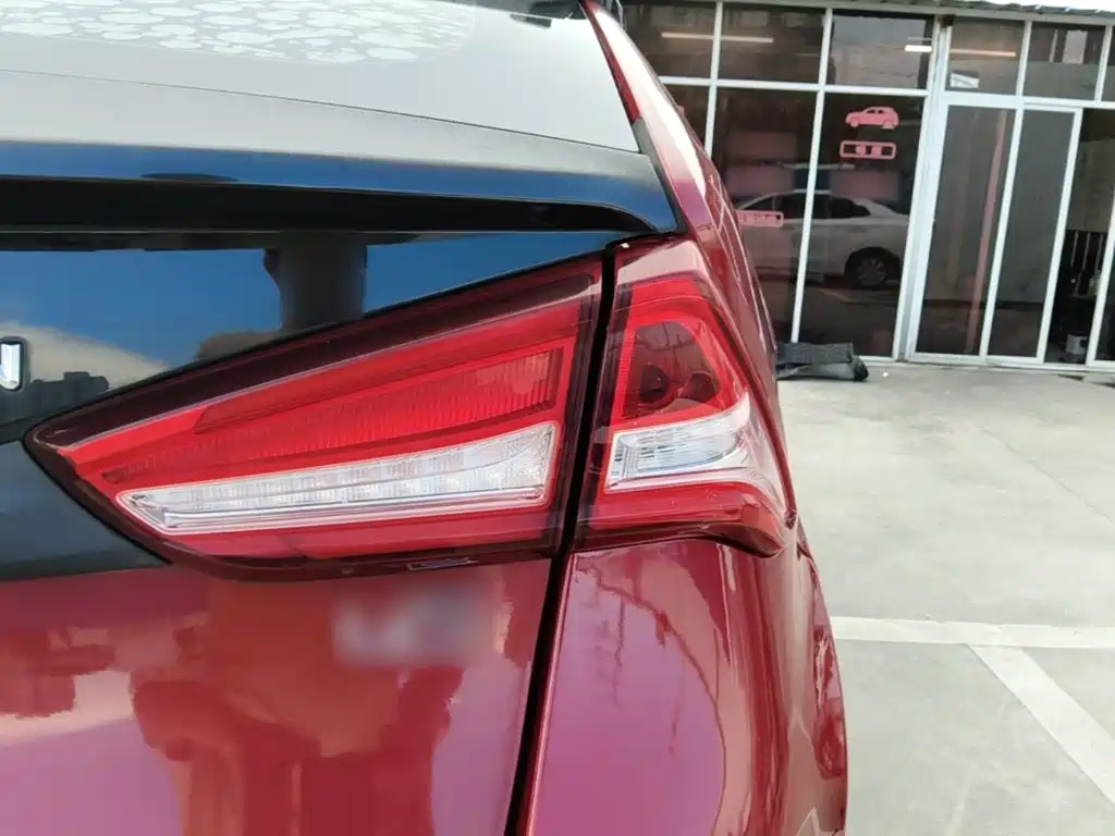 Luxgen U5 SUV — миниатюра 8