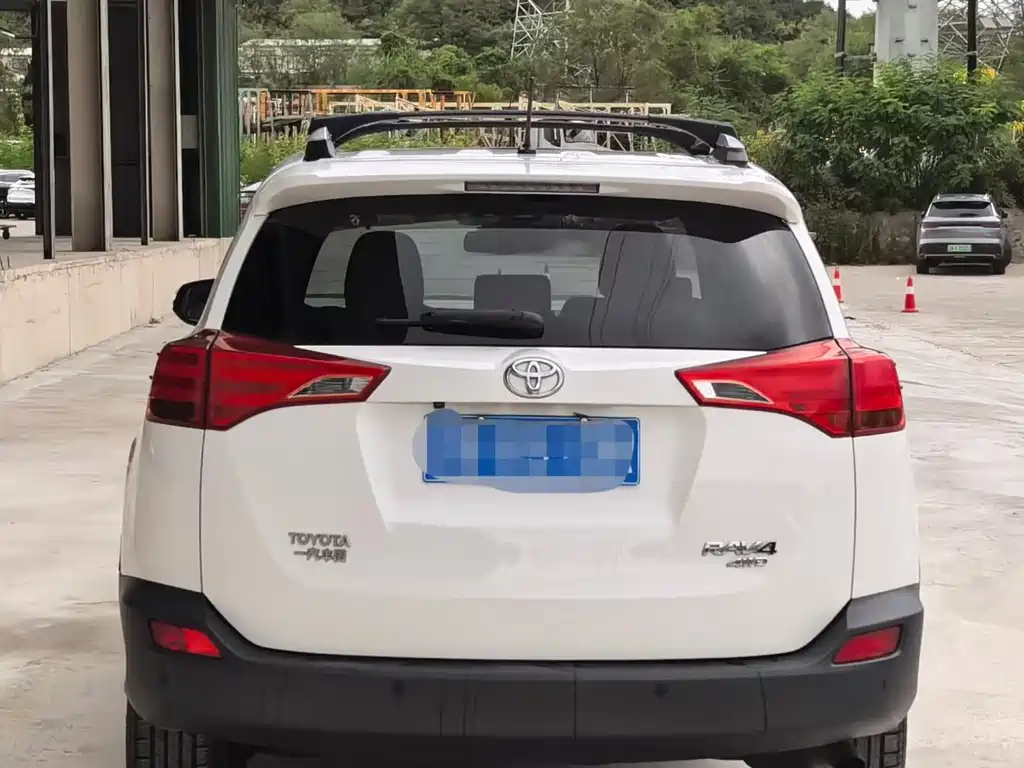 Toyota RAV4 — миниатюра 5