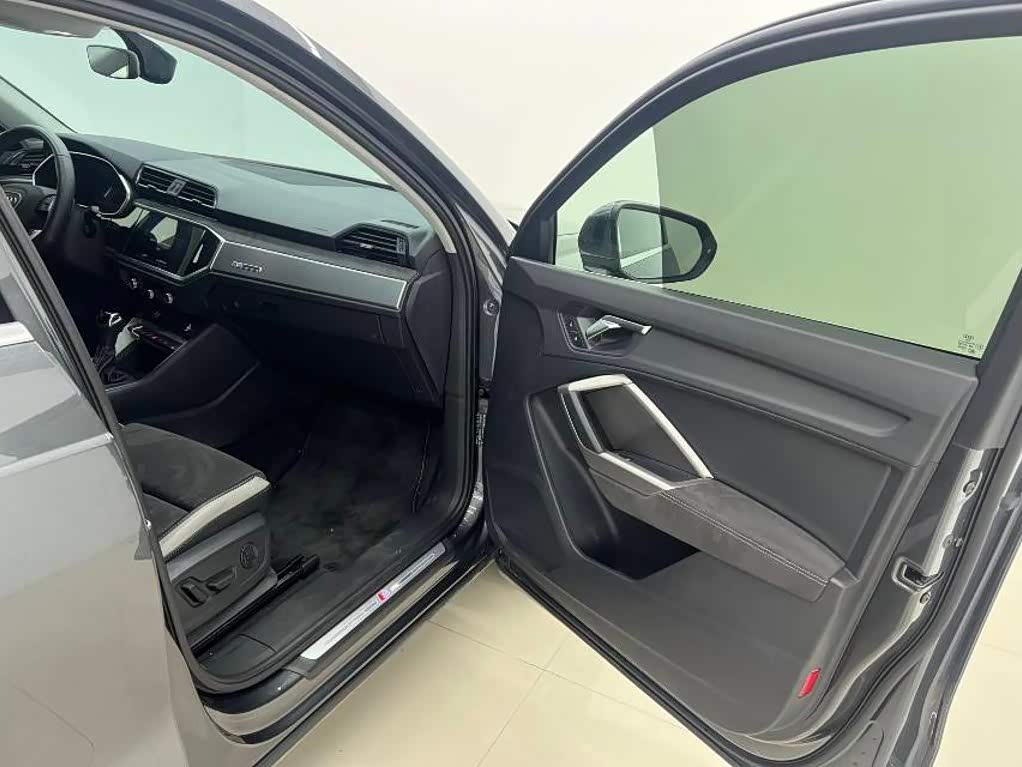 Audi Q3 1.4 л 2022 г. Серебристо-серый, пробег 18000 км