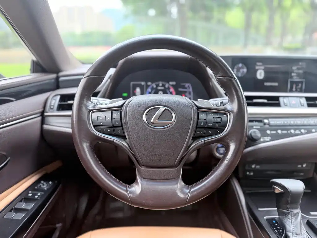 Lexus ES 2018 300h V