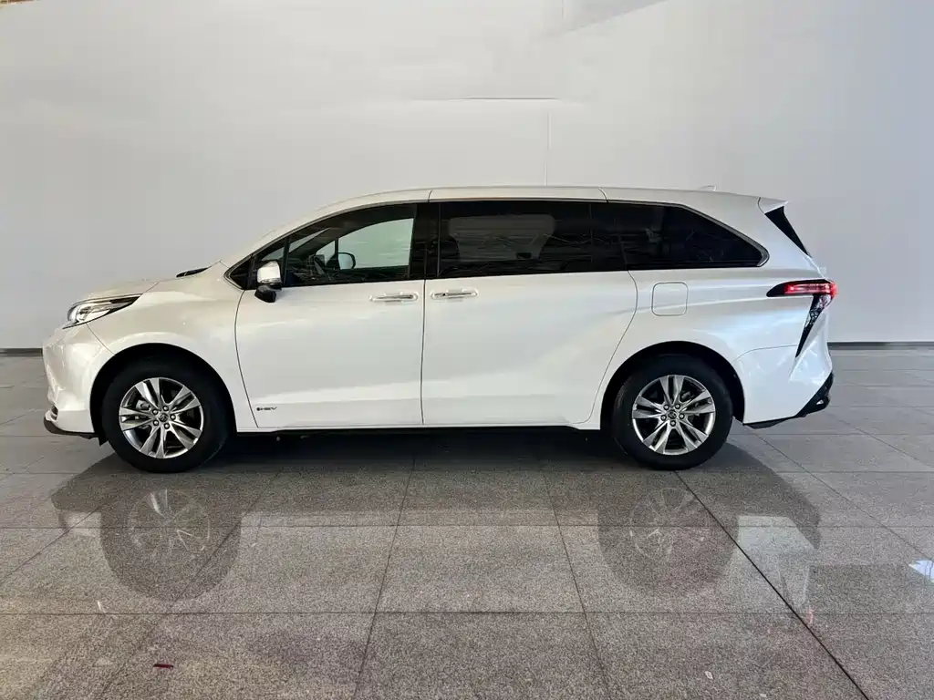 Toyota Sienna — миниатюра 2