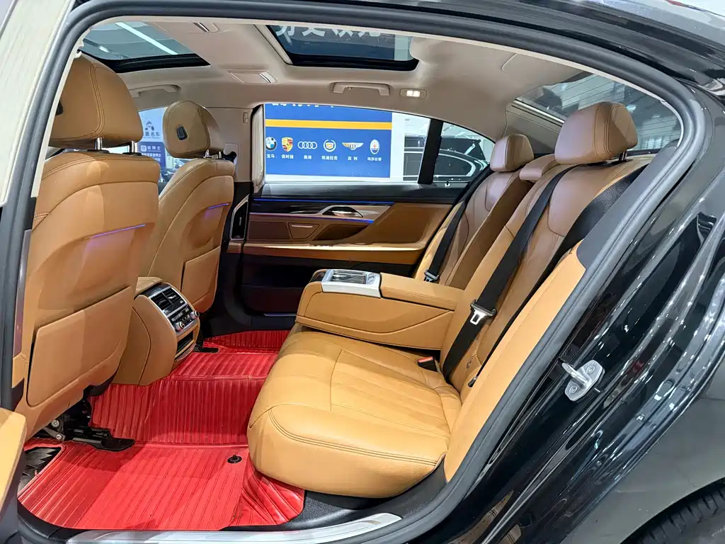 BMW 7 Series — миниатюра 14