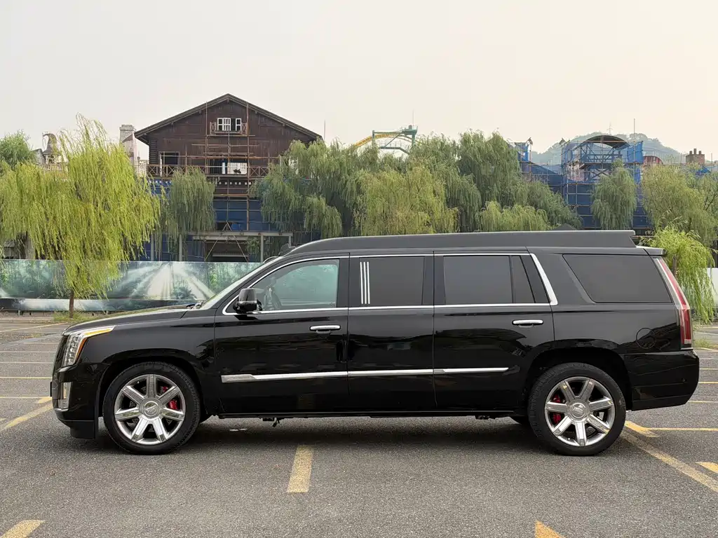 Cadillac Escalade — миниатюра 4