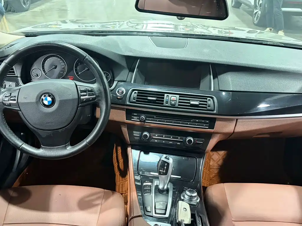 BMW 5 Series — миниатюра 7