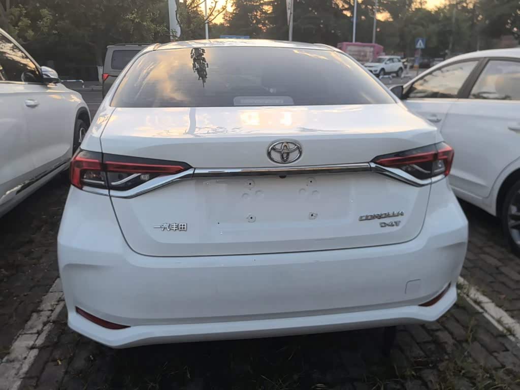 Toyota Corolla 1.2 л 2023 г. Белый, пробег 42800 км