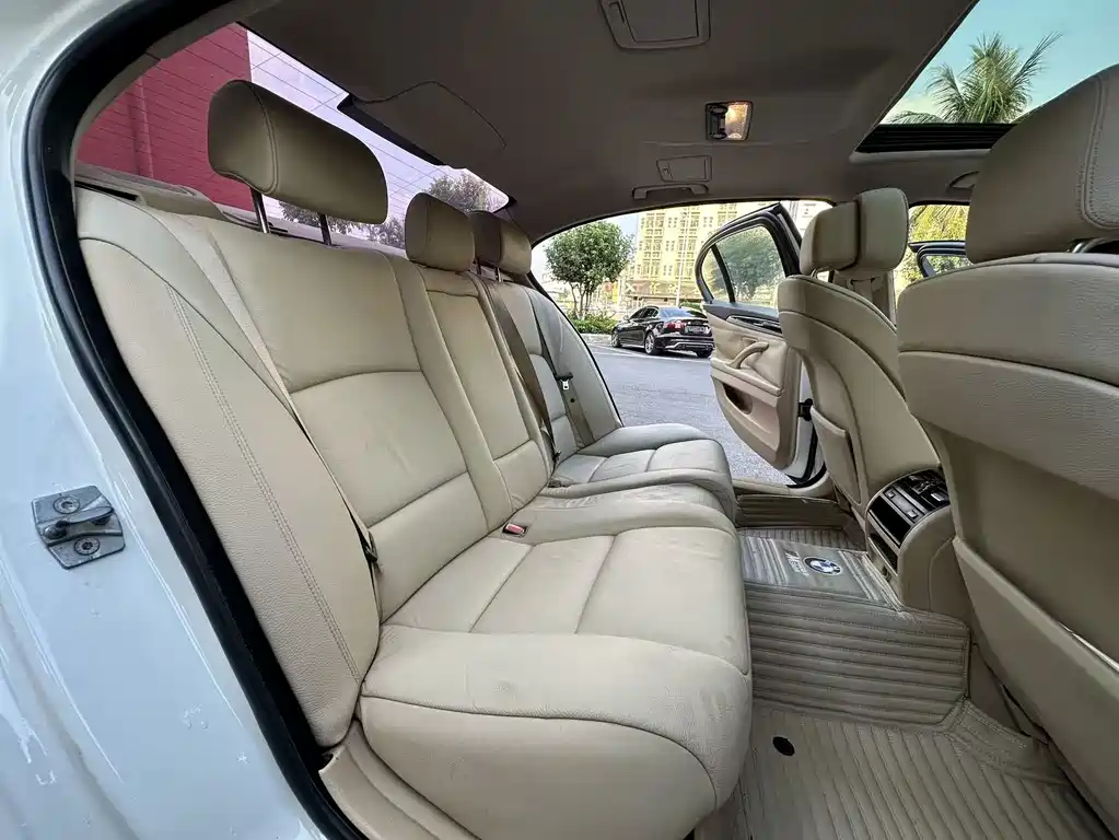 BMW 5 Series — миниатюра 9