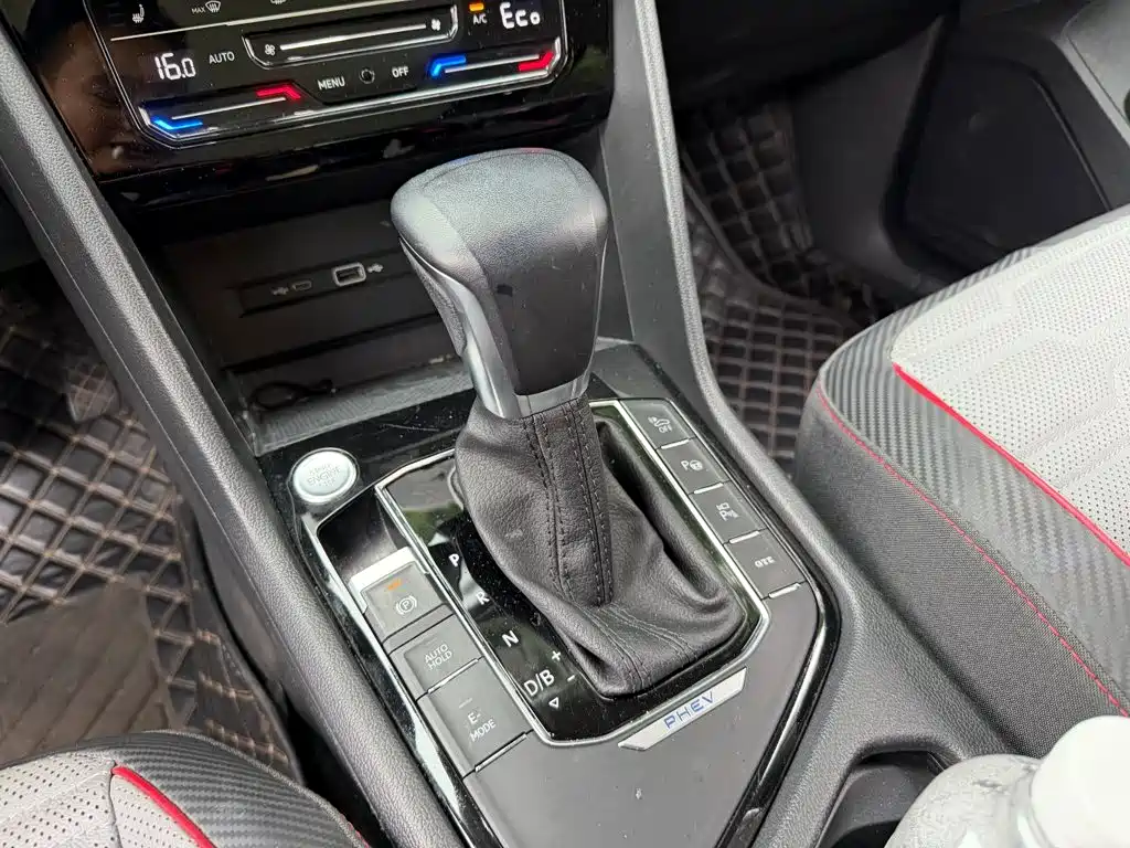 Volkswagen Tiguan L PHEV — миниатюра 9