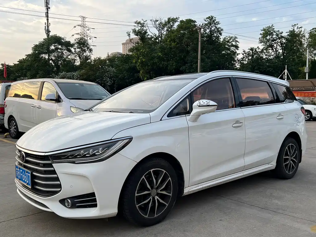 BYD MAX