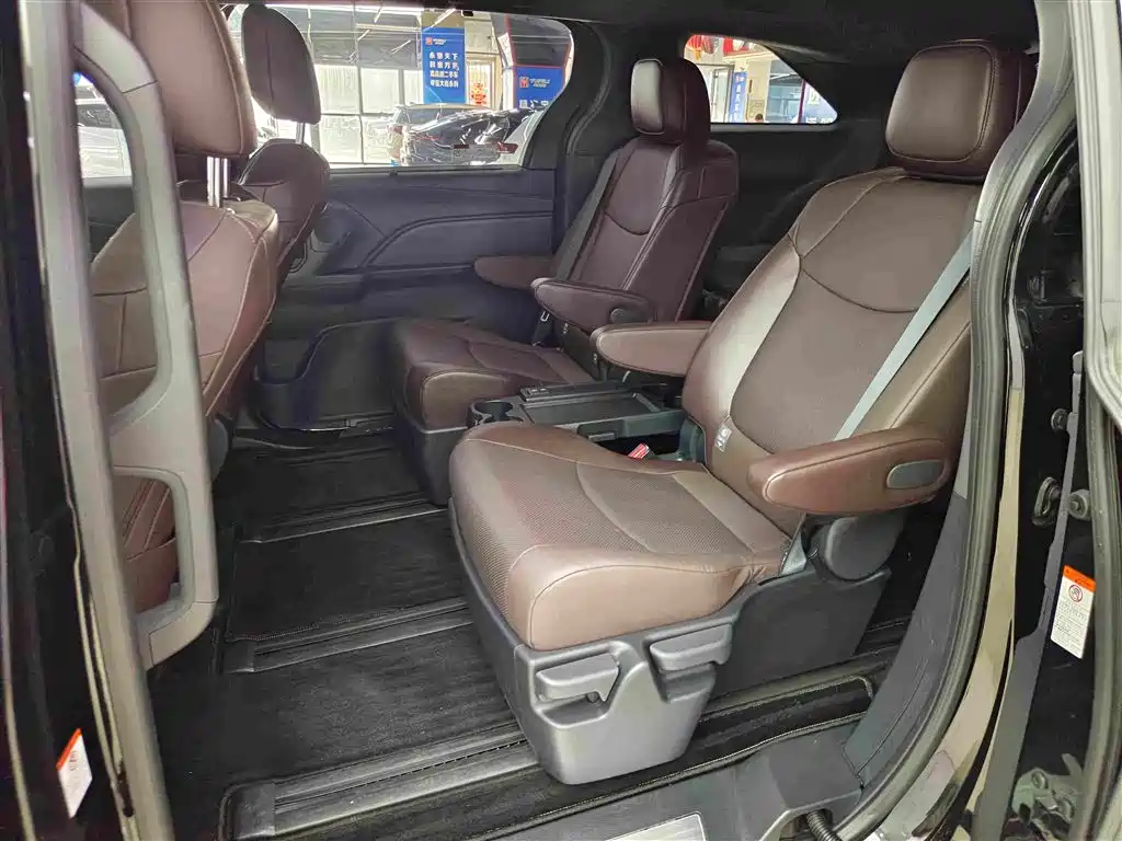 Toyota Granvia — миниатюра 9