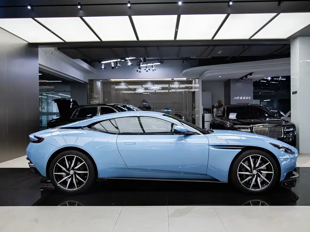 Aston Martin DB11 4.0T V8 Coupe, фото 11