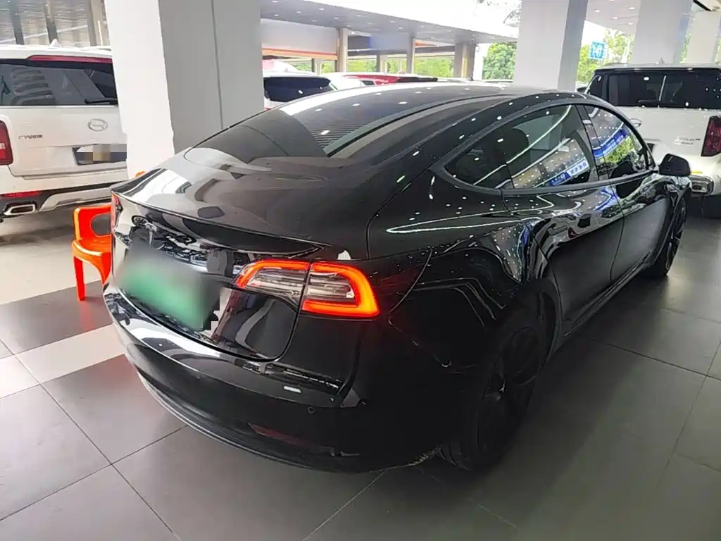 Tesla Model 3 — миниатюра 7