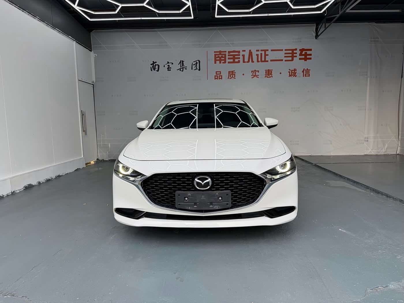Mazda Mazda3 Axela 2.0 л 2024 г. Белый, пробег 41000 км
