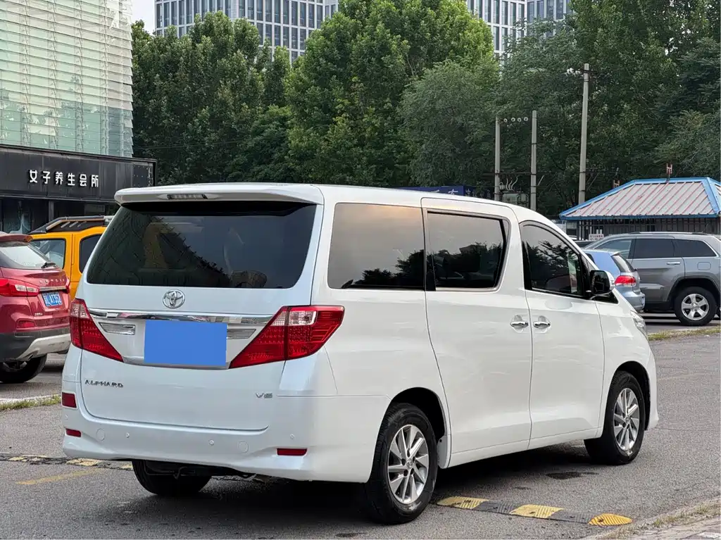 Toyota Alphard — миниатюра 8