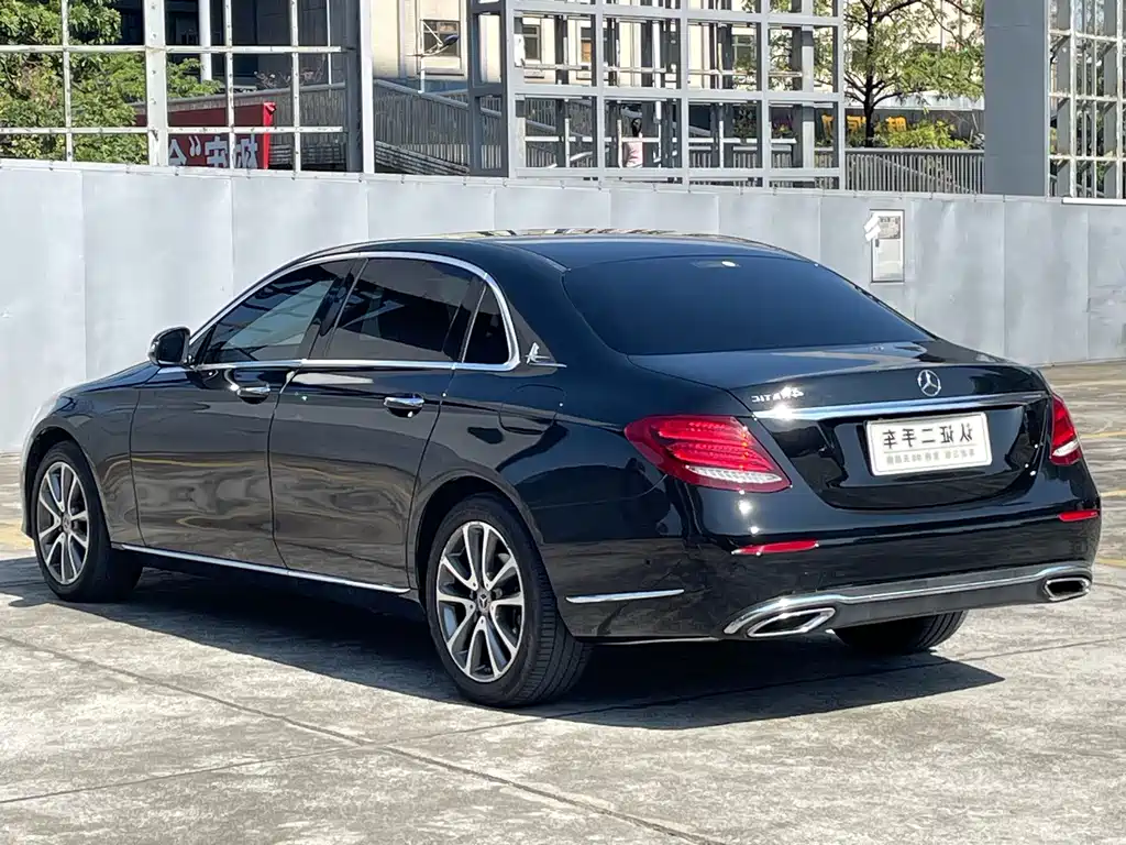 Mercedes-Benz E-Class — миниатюра 10