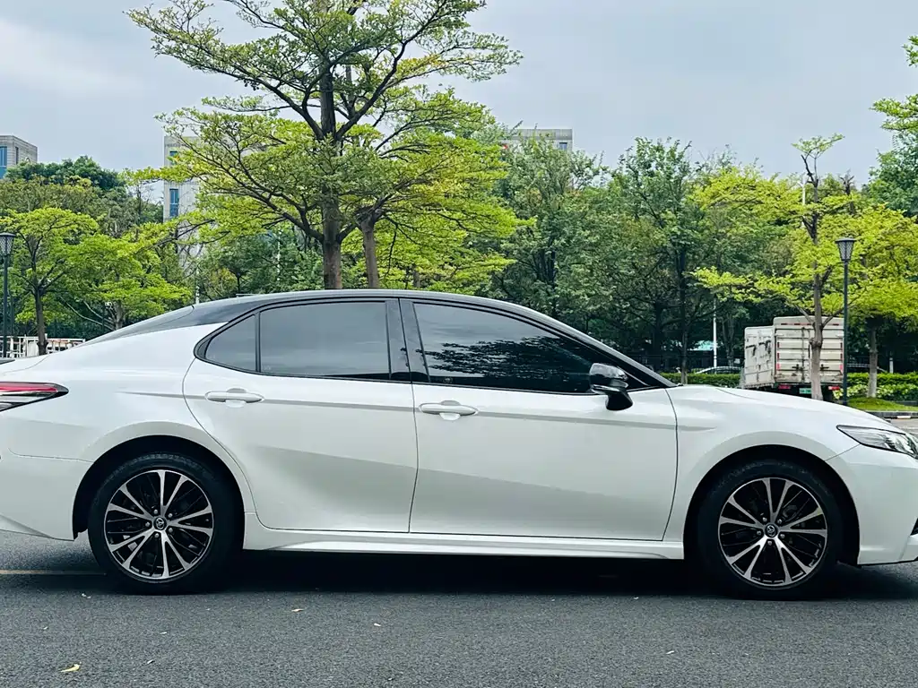 Toyota Camry — миниатюра 9