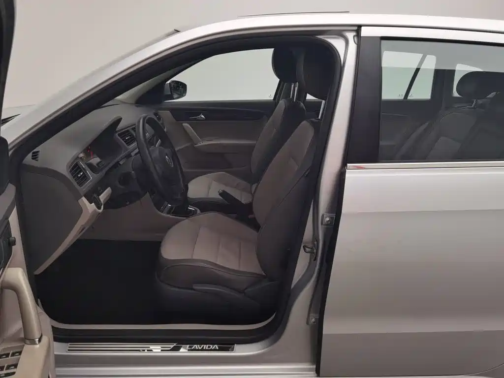 Volkswagen Gran Lavida 2013 1.6L MT Comfort