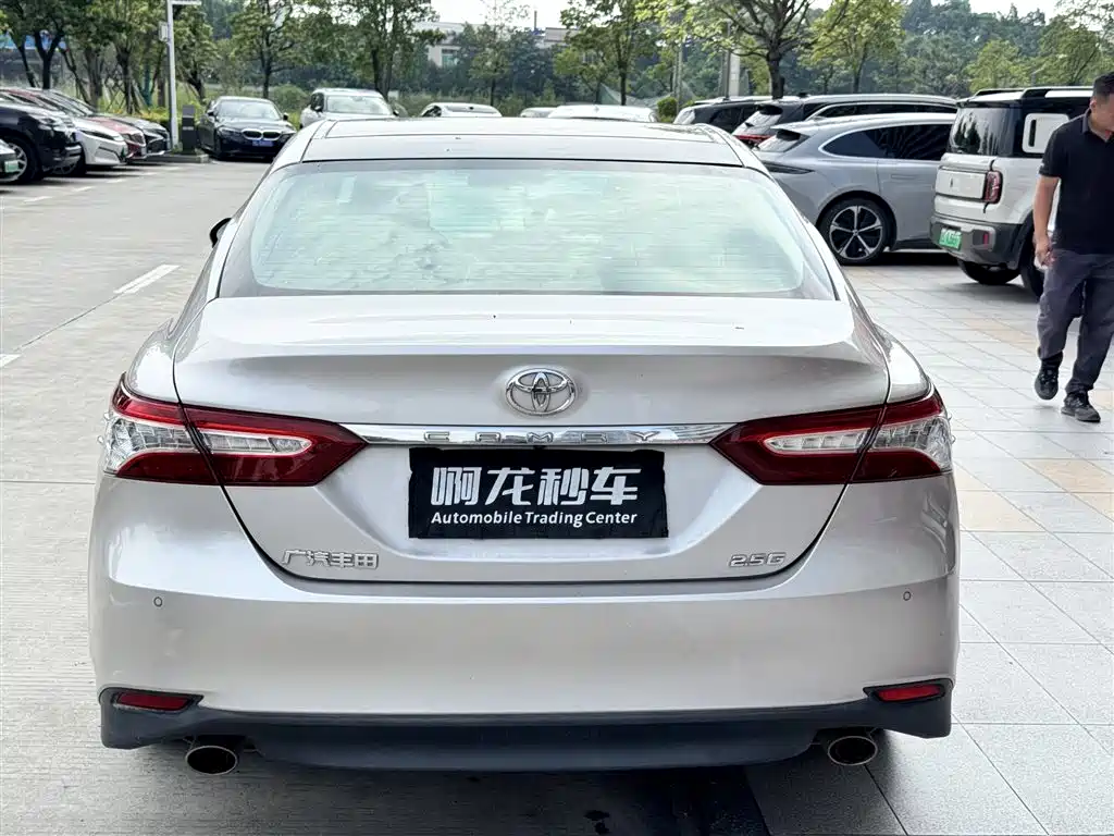 Toyota Camry — миниатюра 8