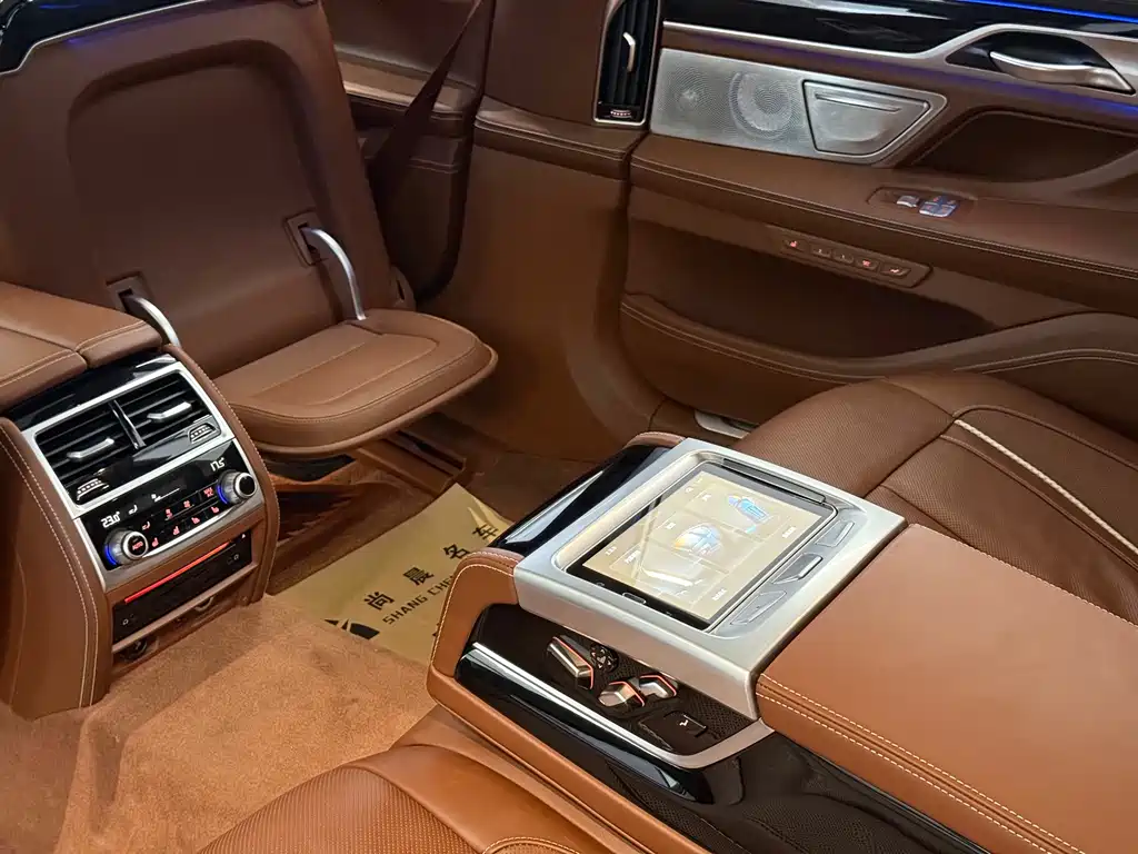 BMW 7 Series — миниатюра 11