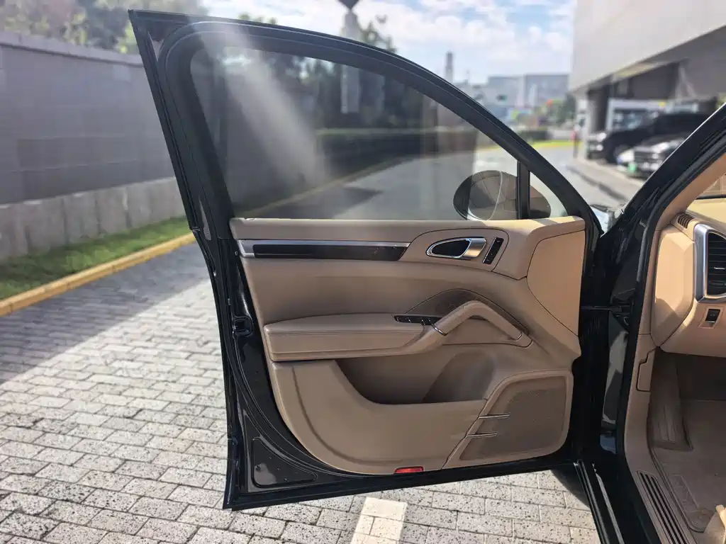 Porsche Cayenne — миниатюра 7