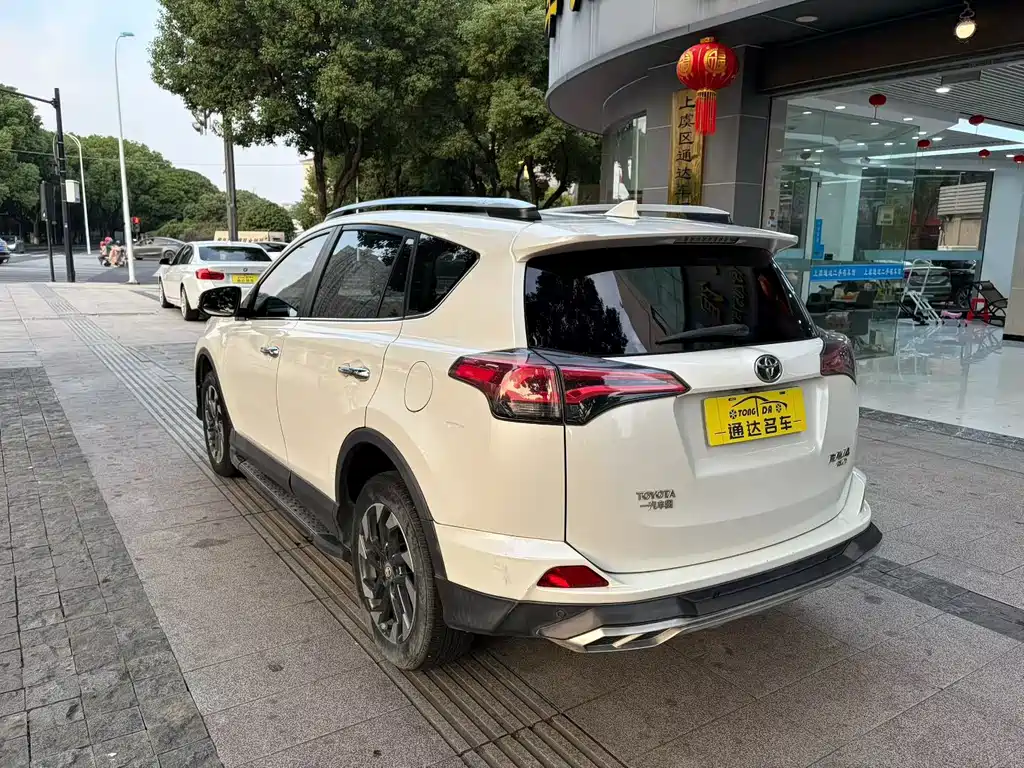 Toyota RAV4 — миниатюра 8