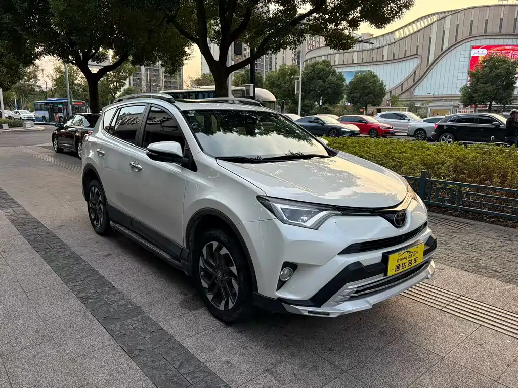 Toyota RAV4 — миниатюра 3