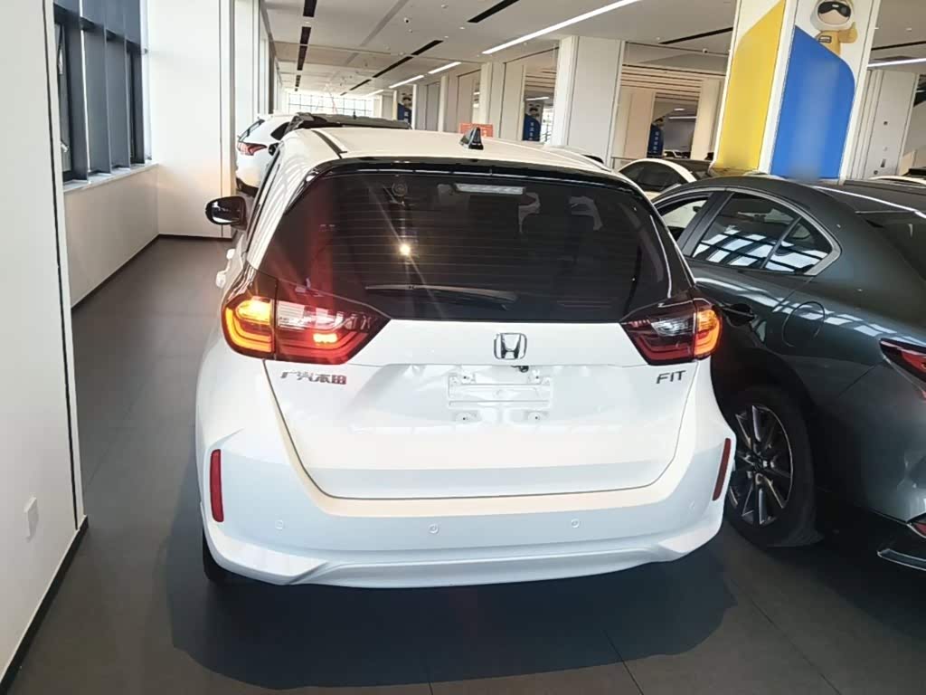Honda Fit 1.5 л 2023 г. Белый, пробег 18600 км