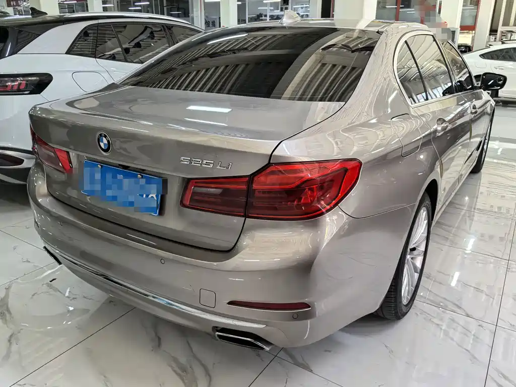 BMW 5 Series — миниатюра 6