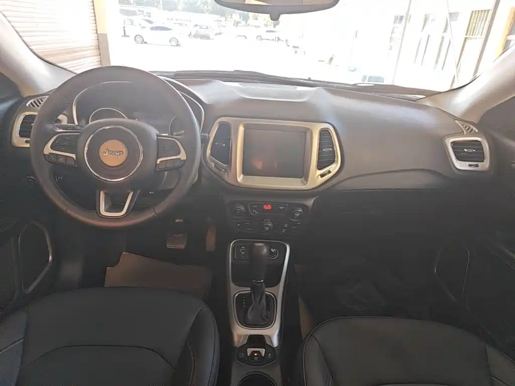 Jeep Compass — миниатюра 10