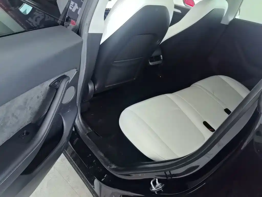 Tesla Model Y — миниатюра 17