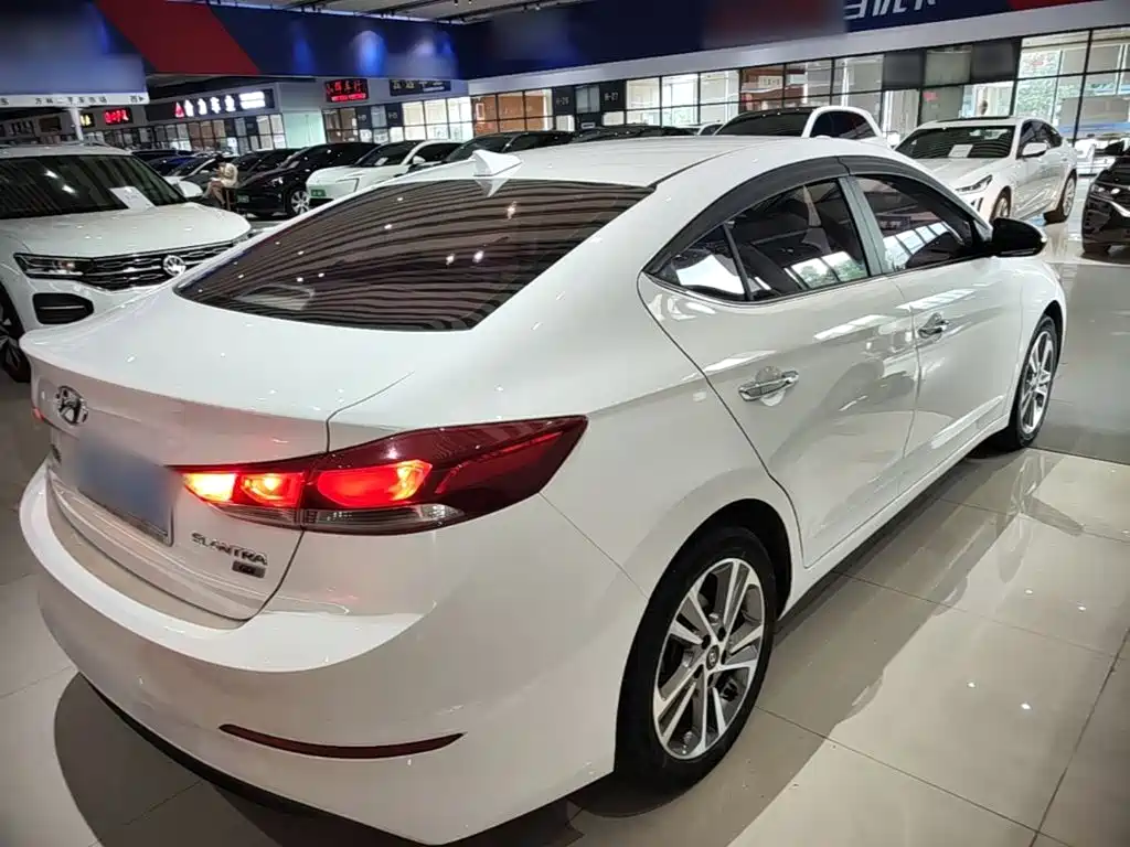 Hyundai Elantra — миниатюра 7