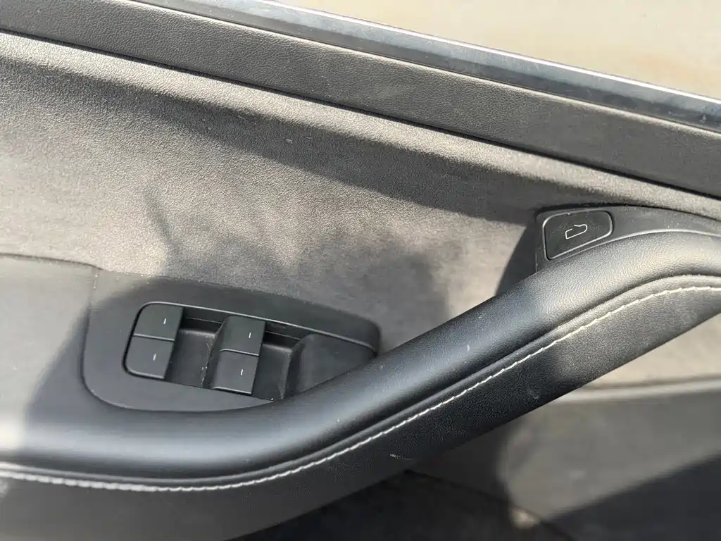 Tesla Model Y — миниатюра 25