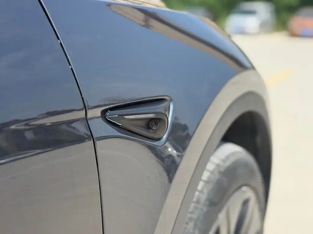 Tesla Model Y — миниатюра 15