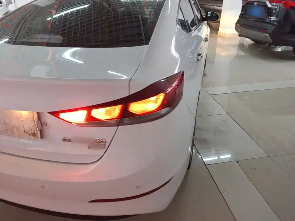 Hyundai Elantra — миниатюра 8