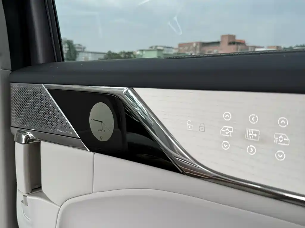 Volvo EM90 2025 Ultra мест