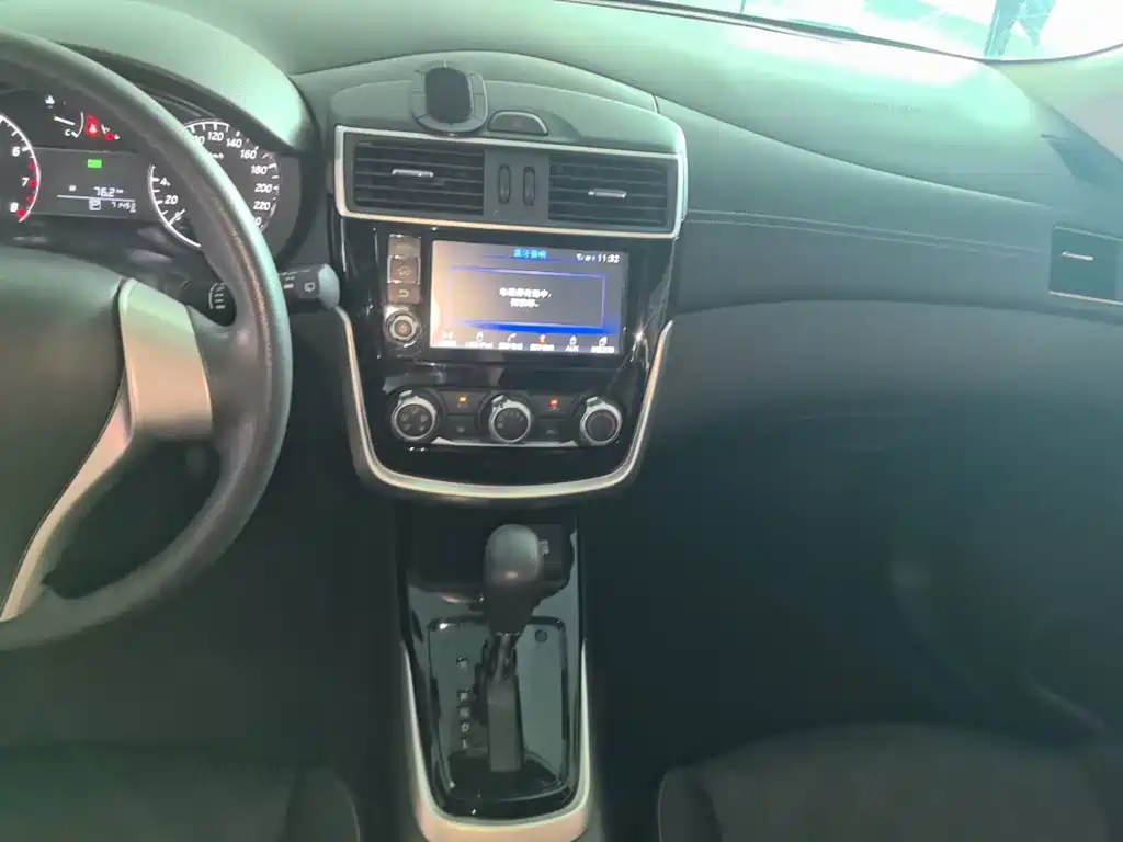 Nissan Tiida — миниатюра 13