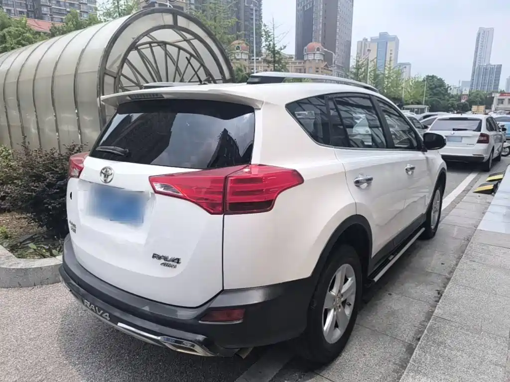 Toyota RAV4 — миниатюра 7