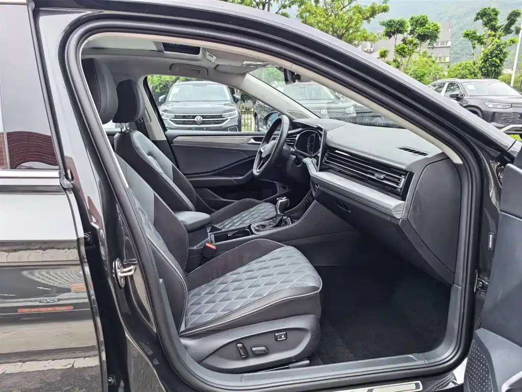 Volkswagen Sagitar 2023 300TSI DSG