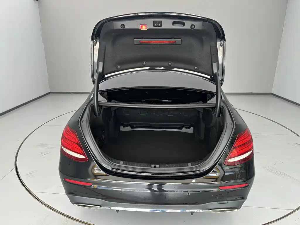 Mercedes-Benz E-Class — миниатюра 7