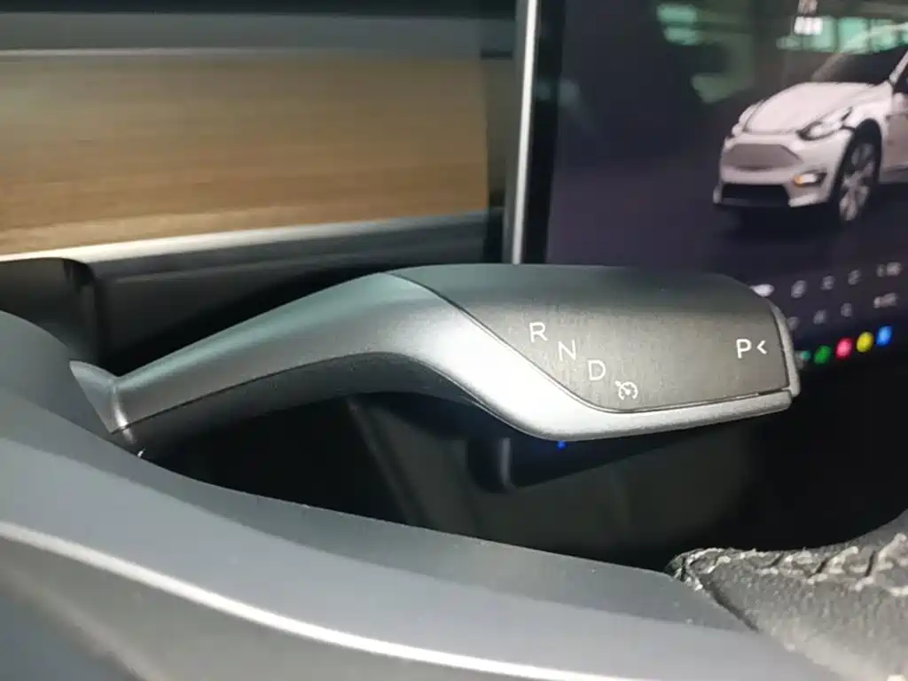 Tesla Model Y — миниатюра 14