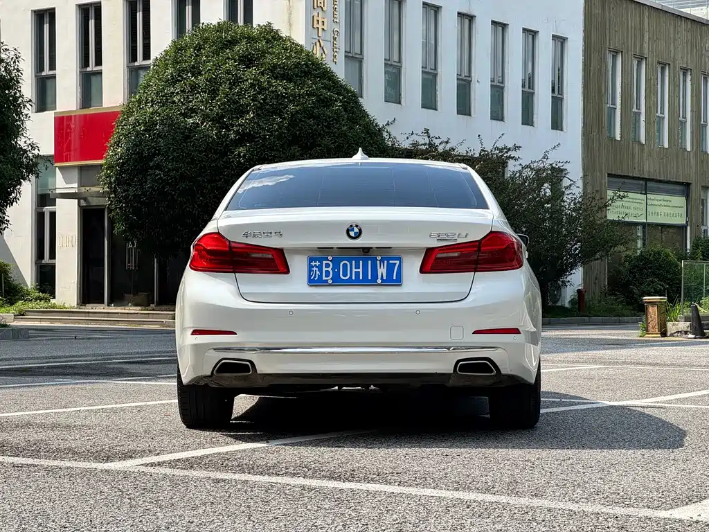 BMW 5 Series — миниатюра 4