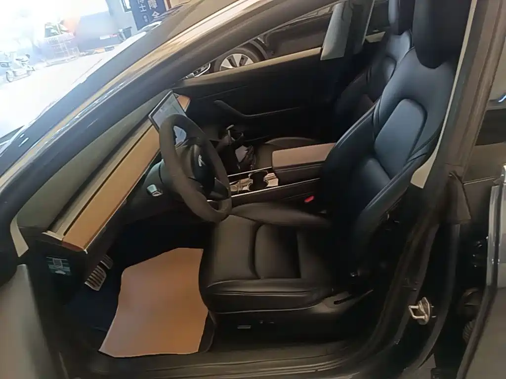 Tesla Model 3 — миниатюра 15