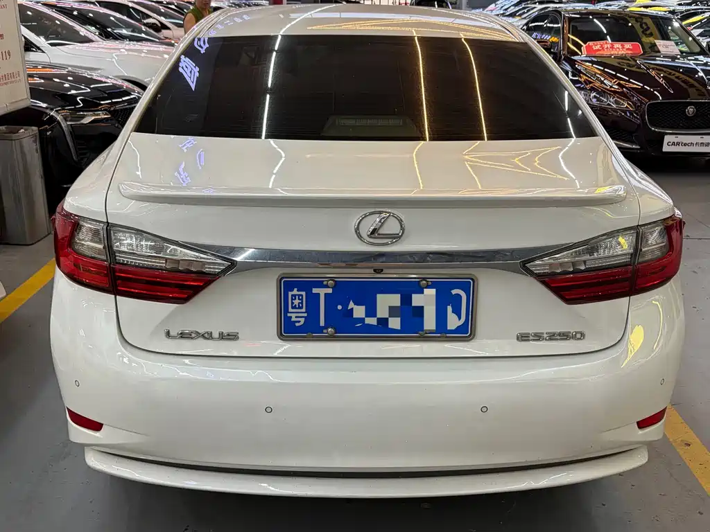 Lexus ES — миниатюра 8