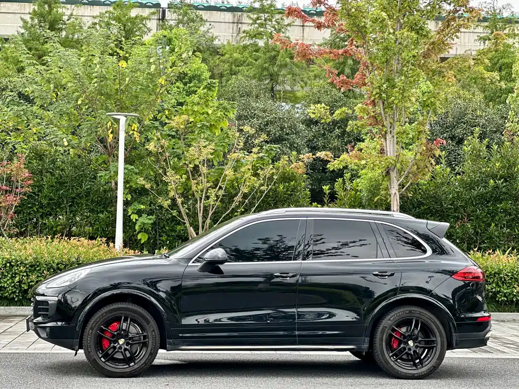 Porsche Cayenne — миниатюра 7