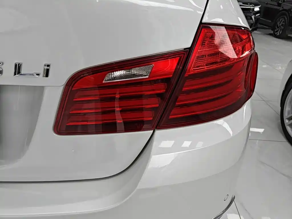 BMW 5 Series — миниатюра 8