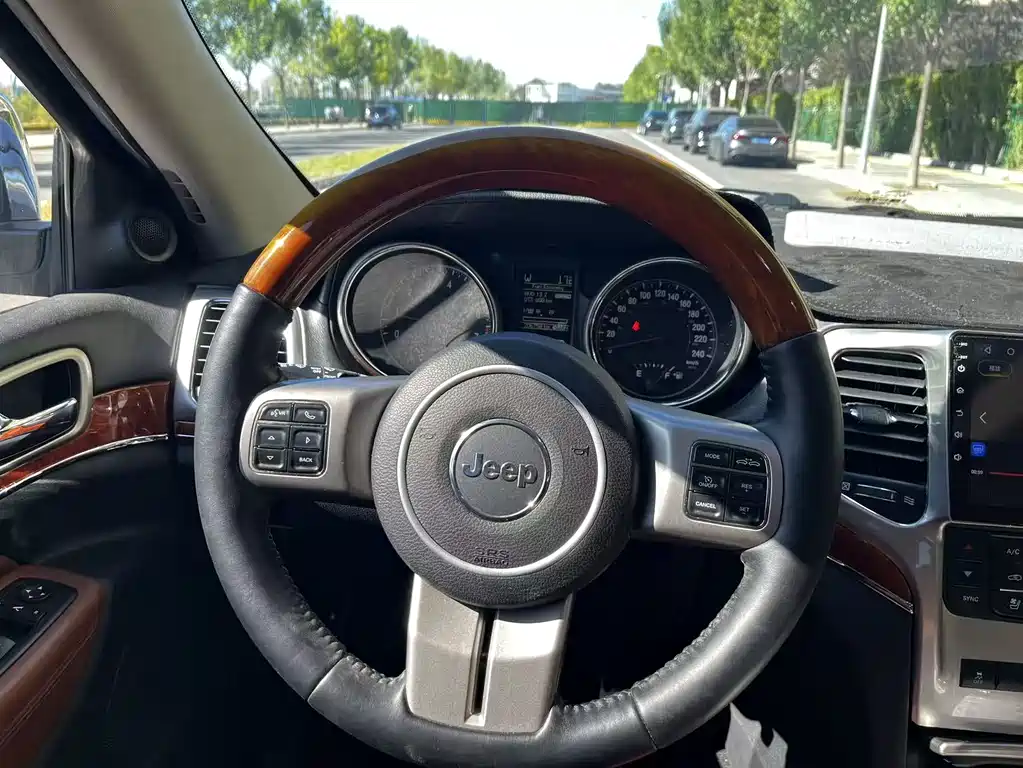 Jeep Grand Cherokee (Import) — миниатюра 22