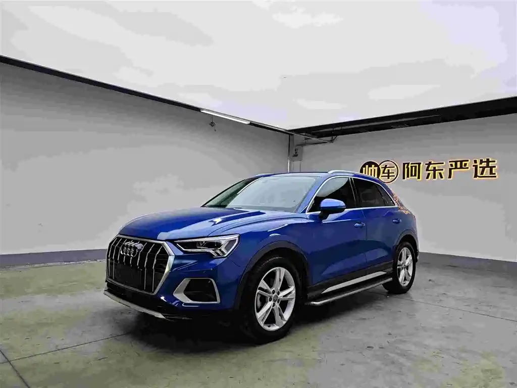 AUDI  Q3